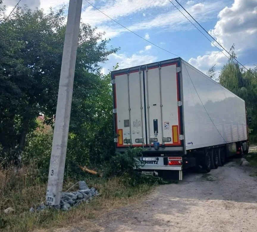 У Здолбунові неуважний водій ледь не залишив без світла сотні споживачів