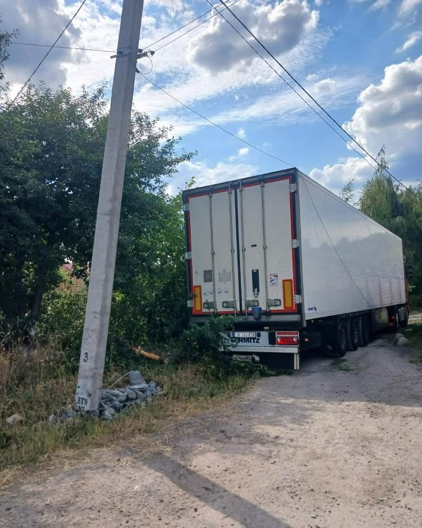 У Здолбунові неуважний водій ледь не залишив без світла сотні споживачів 0000