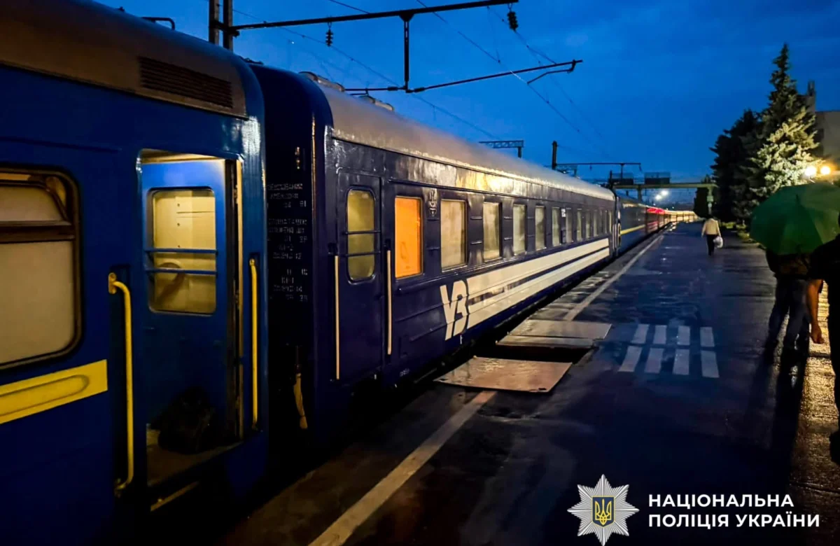 У Рівному чоловік впав на колії прямо під колеса пасажирського потяга