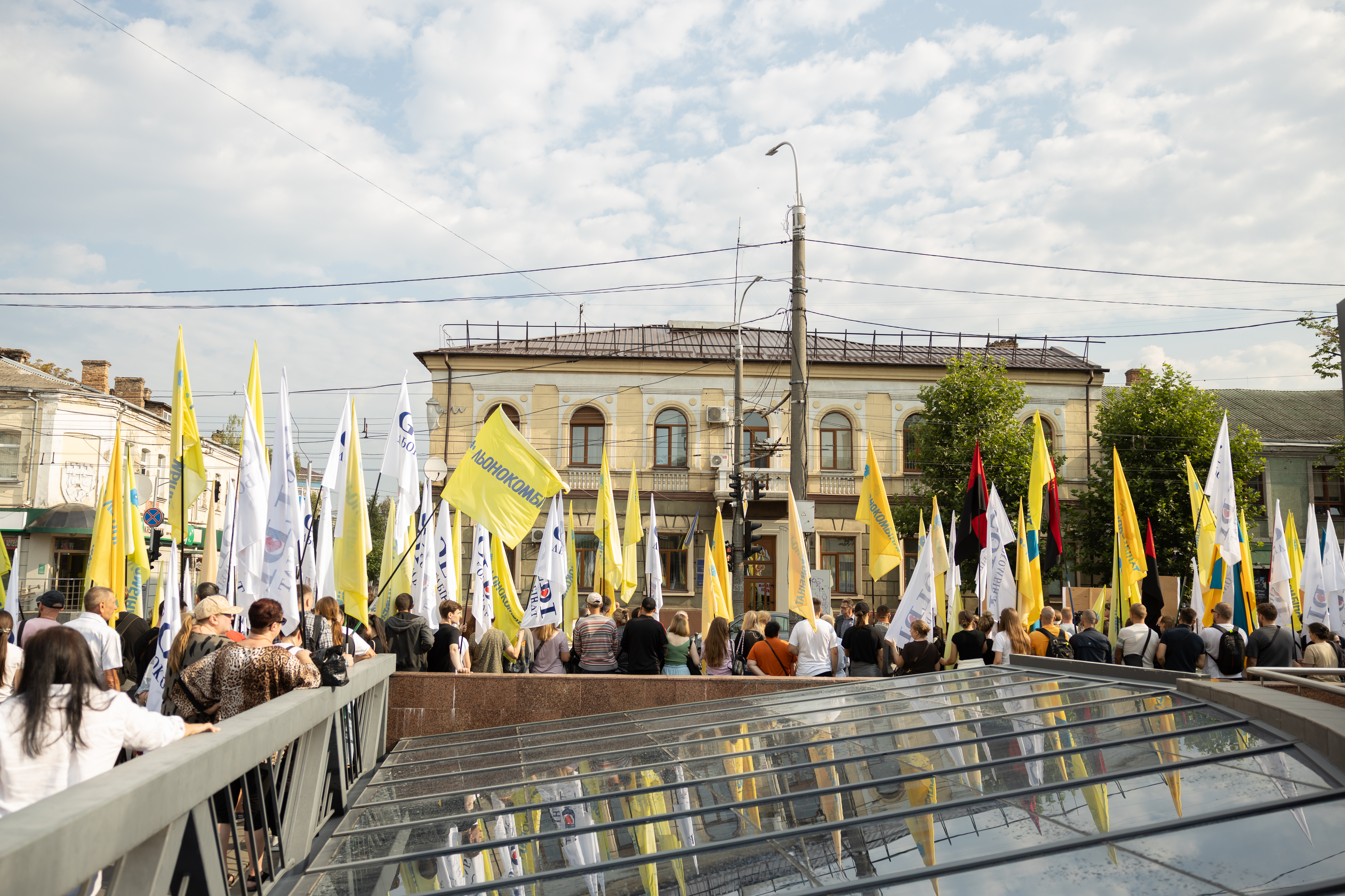 Рівненське підприємство вийшло на мітинг під ОДА і митницю: вимагали відставки Скоромного 0000