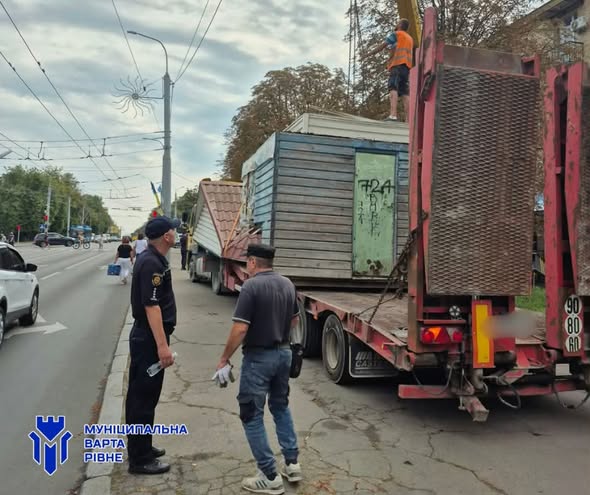 У Рівному Муніципальна варта примусово знесла занедбані МАФи у центрі міста
