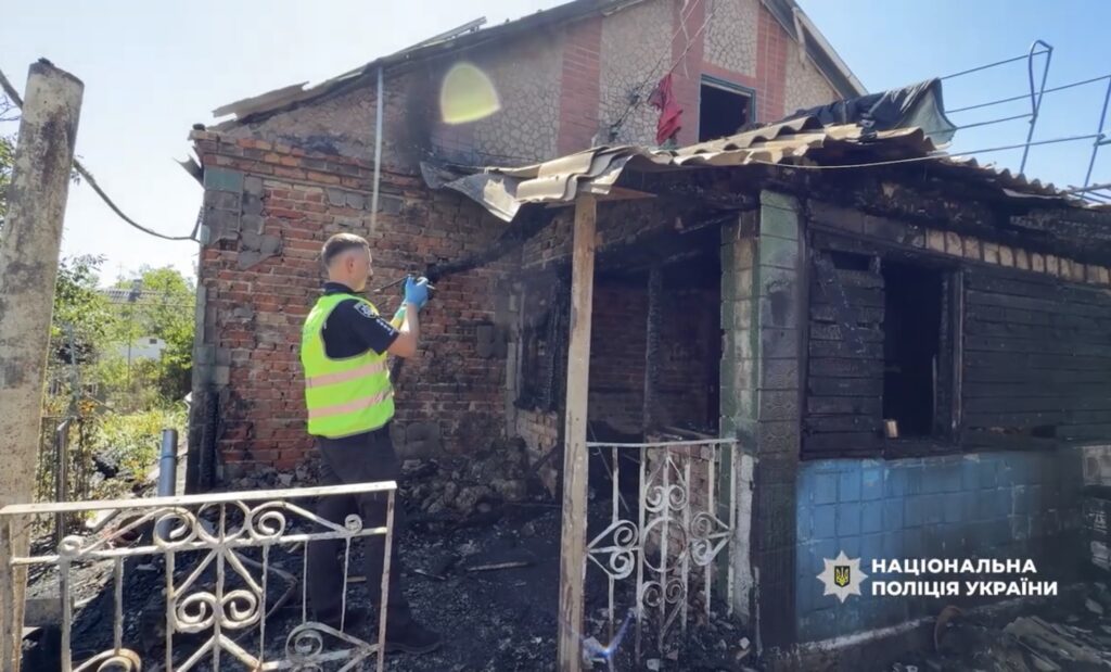 1 У Сарнах чоловік задушив 83-річну сусідку заради двох тисяч гривень та підпалив її будинок