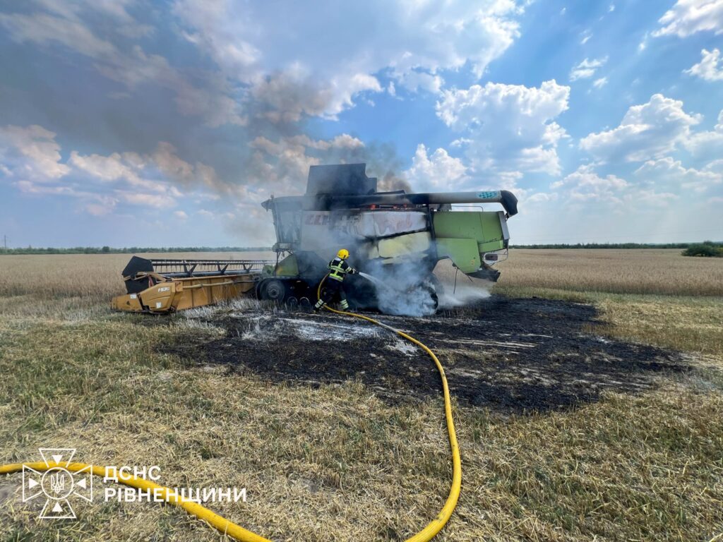 1 Другий випадок за три дні: на Рівненщині під час жнив знову загорівся комбайн