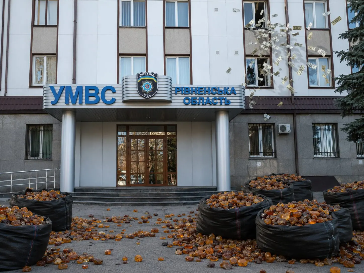 Закрити не можна розшукати: суд не дав закрити справу про 136 кг бурштину, викраденого з управління міліції у Рівному 0000