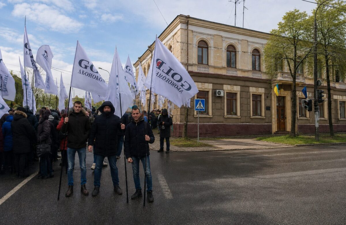 Рівненський льонокомбінат виходить на протест під митницею: керівника звинувачують у свавіллі та корупції