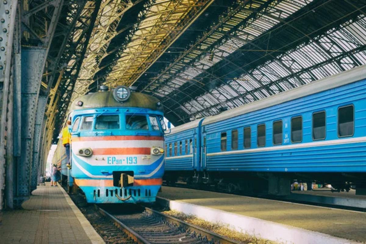 Через обстріли на Рівненщину поїзди затримуються більш ніж на 11 годин: перелік 0000