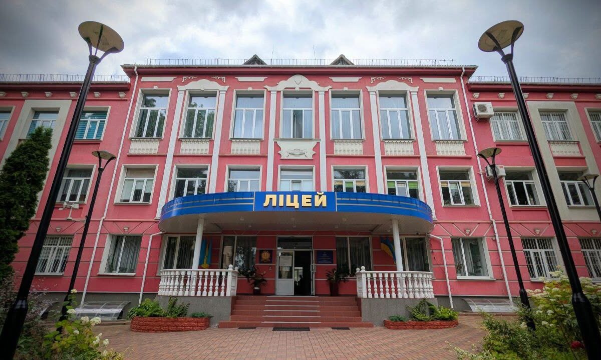 У рівненському ліцеї 1 вересня замість квітів збиратимуть донати на ЗСУ