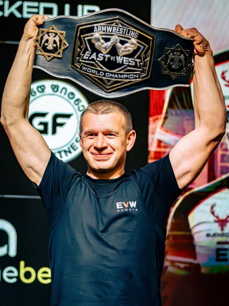 1 Непереможний Олег Жох з Острожчини вдруге поспіль захистив чемпіонський пояс East vs West