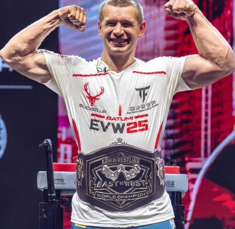 Непереможний Олег Жох з Острожчини вдруге поспіль захистив чемпіонський пояс East vs West