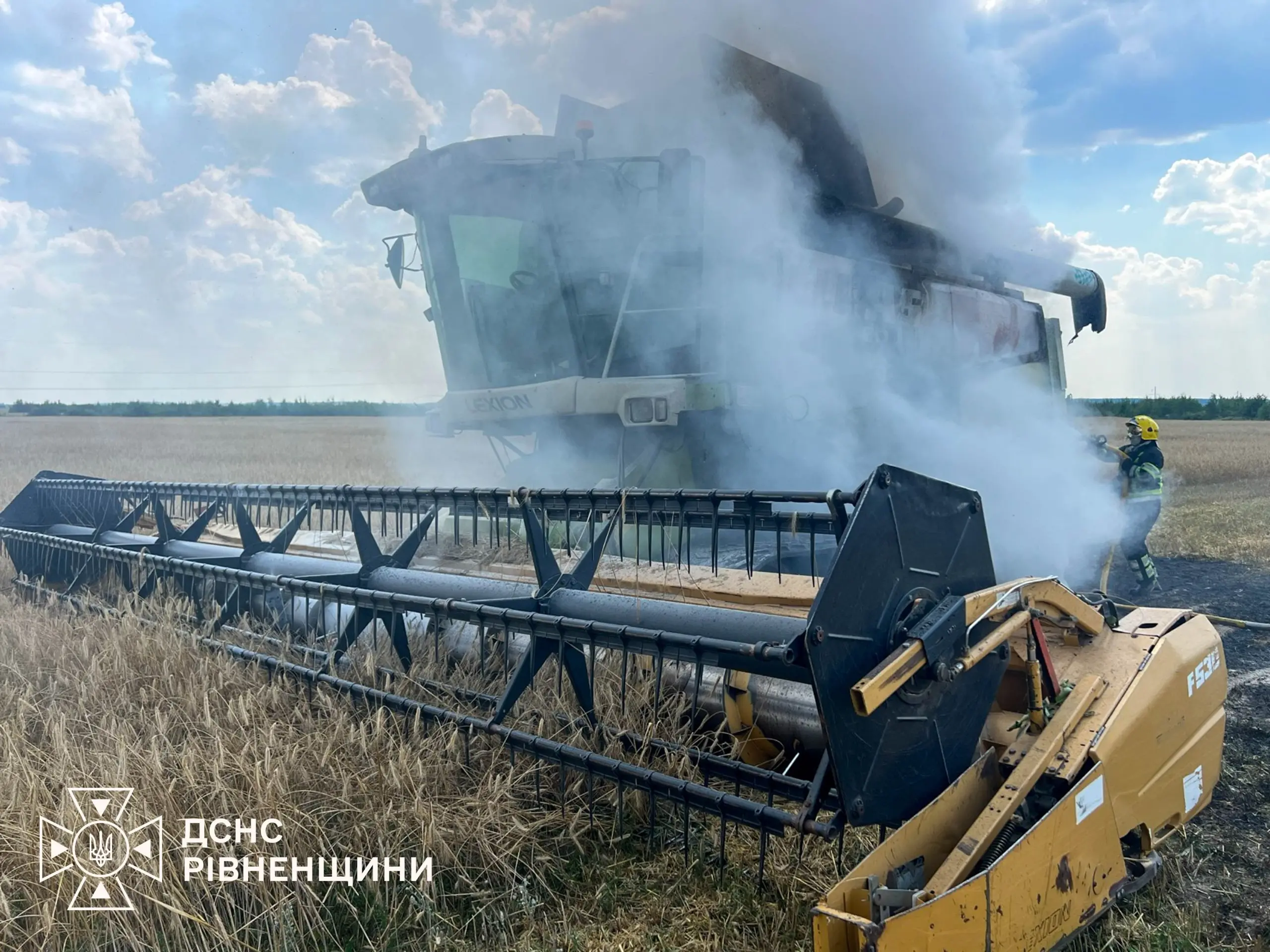 Другий випадок за три дні: на Рівненщині під час жнив знову загорівся комбайн 0000