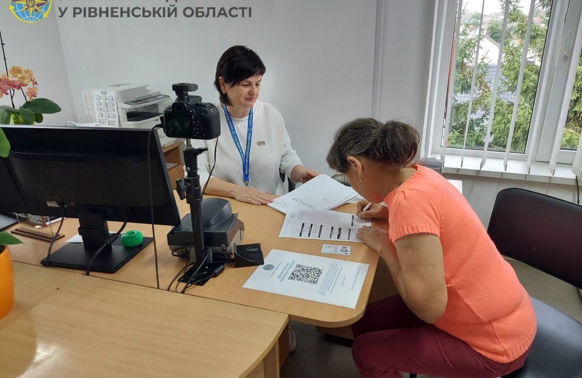 На Рівненщині 54-річна переселенка вперше отримала паспорт громадянина України