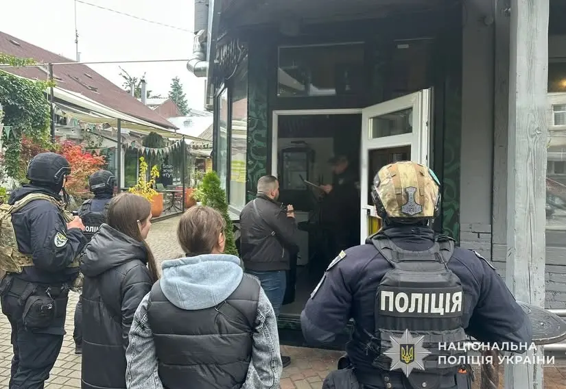 1 Наркотичний «чай» продавали навіть у школах: до суду передали справу рівненського «родинного наркобізнесу»