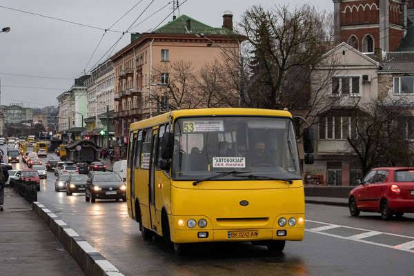 У Рівному водій маршрутки так пильно контролював оплату проїзду, що ледь не зіткнувся з іншим авто