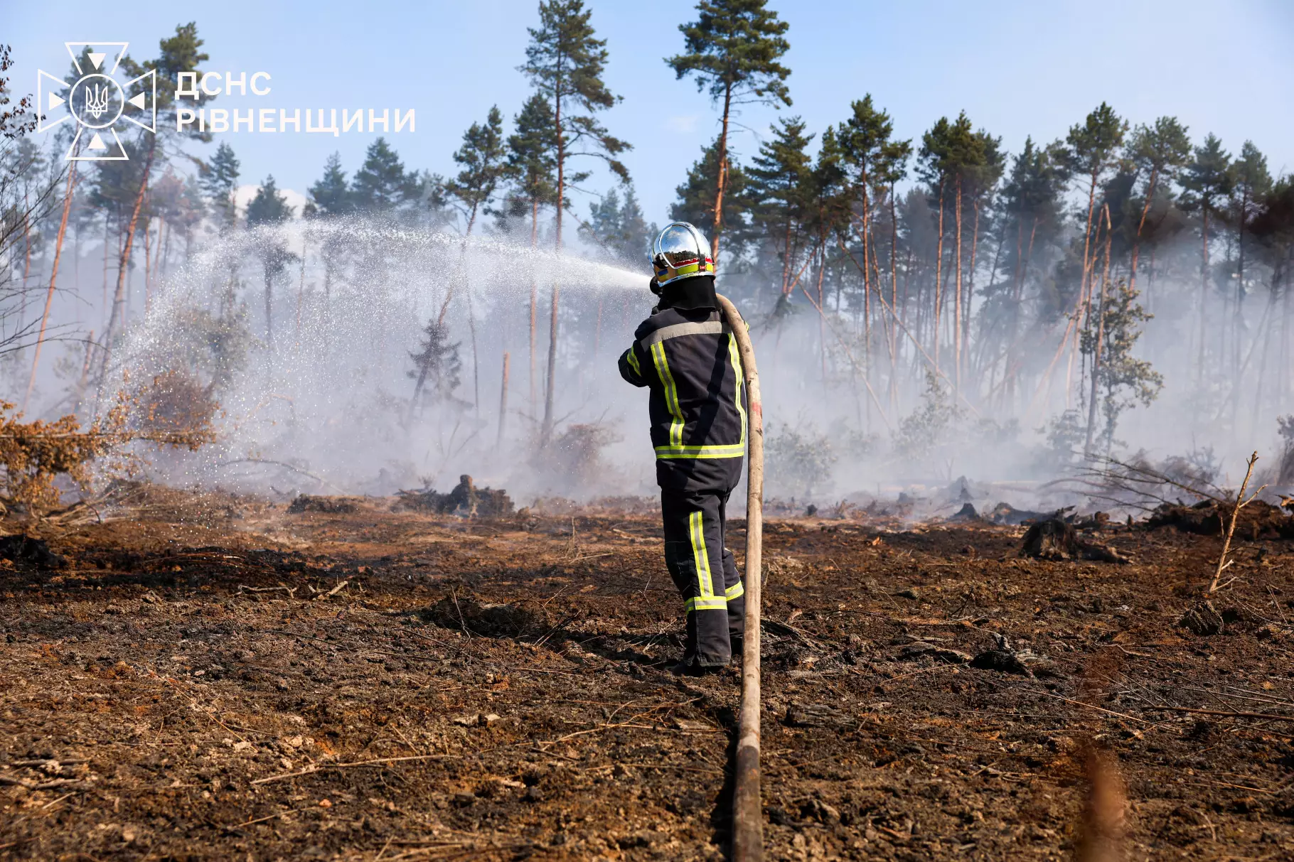 На Рівненщині вже десяту добу горить торф: вогонь пішов на глибину до трьох метрів 0000