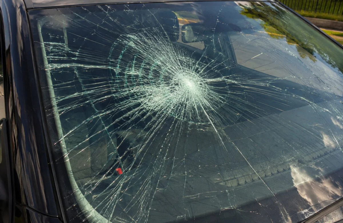 На Рівненщині чоловік розбив автомобіль ТЦК битою і отримав 51 гривню штрафу