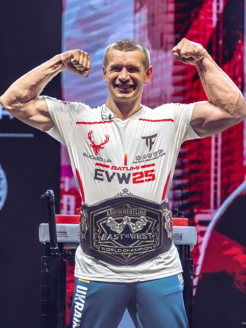 Непереможний Олег Жох з Острожчини вдруге поспіль захистив чемпіонський пояс East vs West 0000