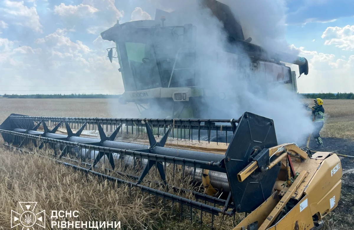 Другий випадок за три дні: на Рівненщині під час жнив знову загорівся комбайн
