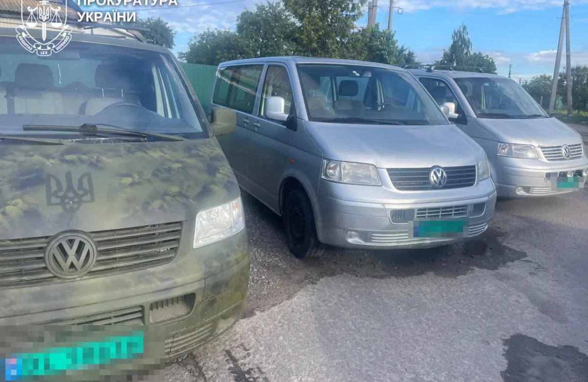 «Волонтер», якого обвинувачують у махінаціях з автівками для військових, вніс майже мільйон гривень застави й очікує суду на волі