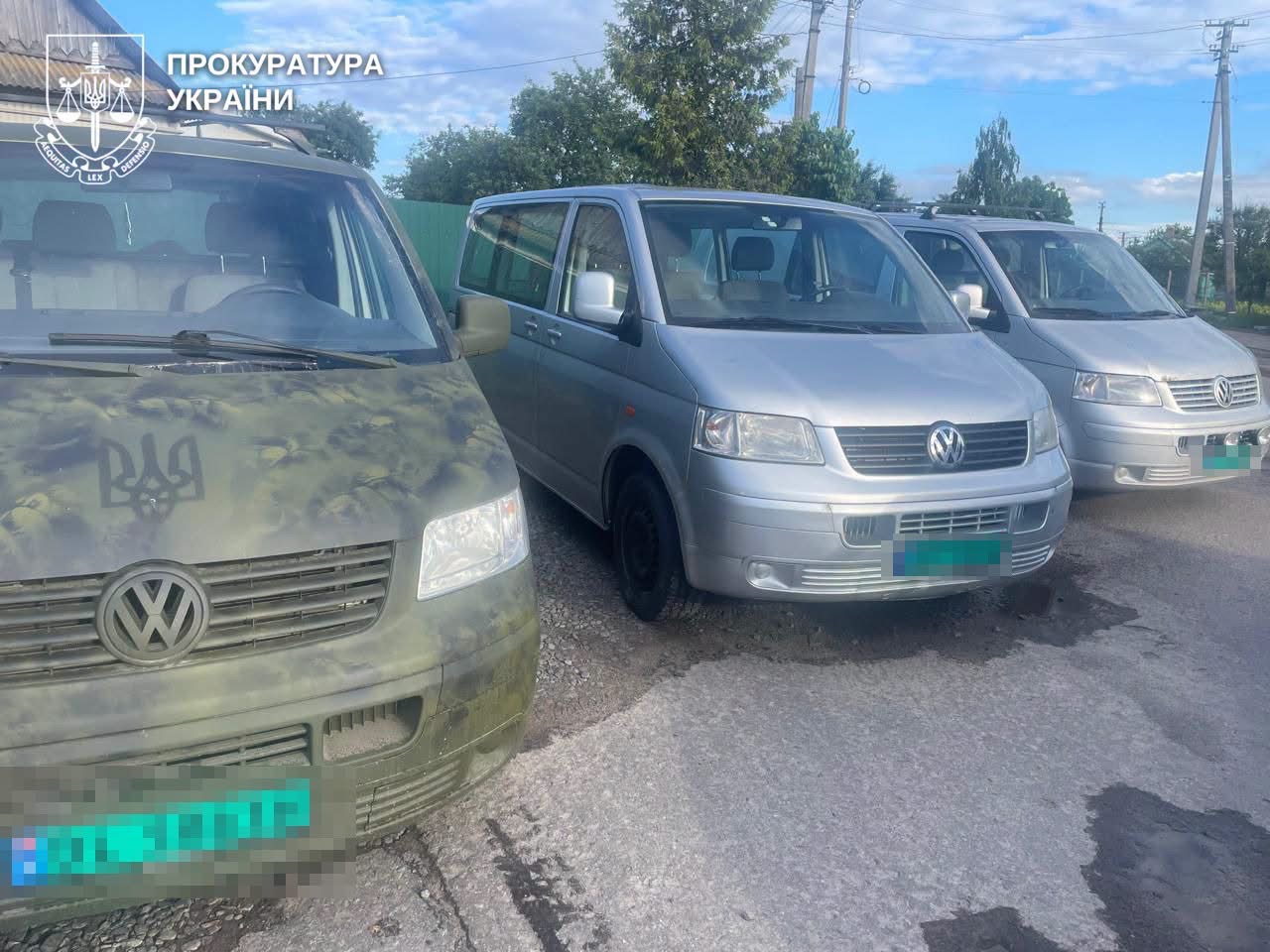 «Волонтер», якого обвинувачують у махінаціях з автівками для військових, вніс майже мільйон гривень застави й очікує суду на волі 0000