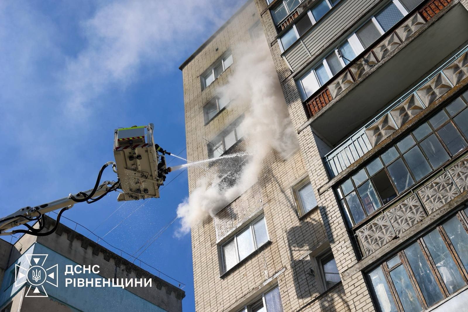 У Рівному з пожежі врятували жінку з дитиною та евакуювали 11 людей 0000