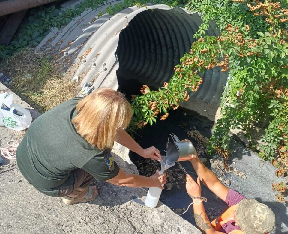 У Рівному забруднена вода зі зливової каналізації потрапляє у водойму