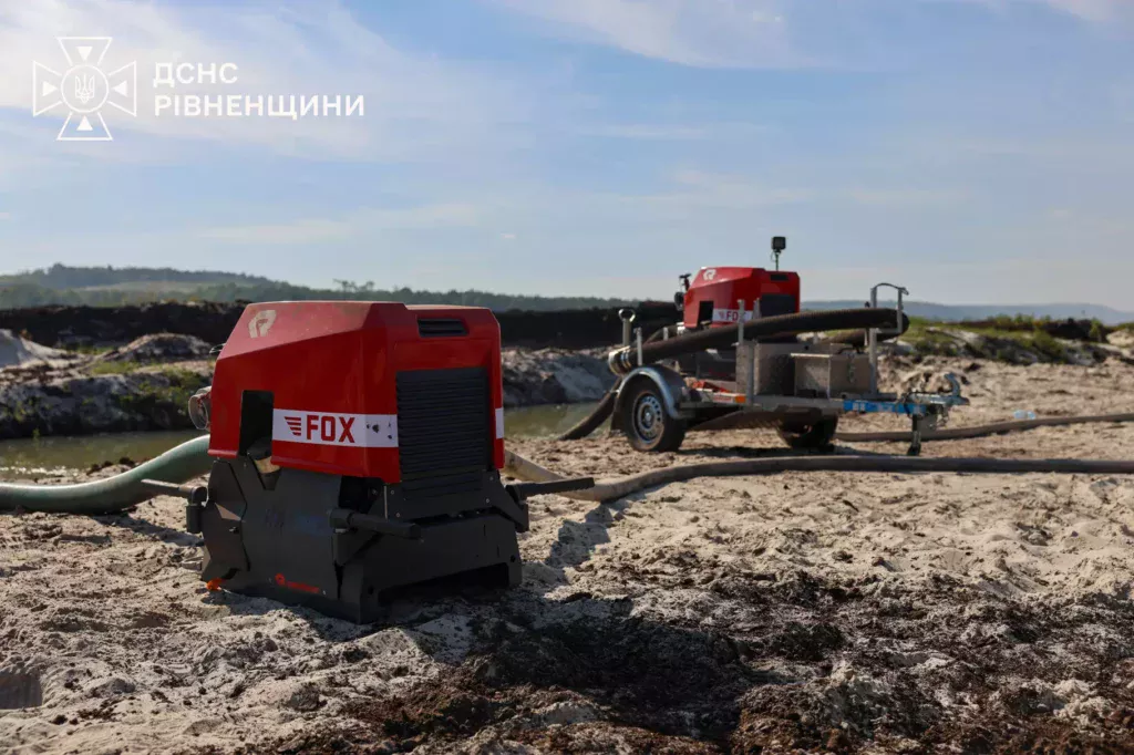 1 На Рівненщині вже десяту добу горить торф: вогонь пішов на глибину до трьох метрів