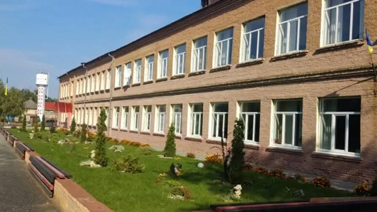 У громаді на Рівненщині понад сотня людей вийшла на протест через звільнення директорки ліцею