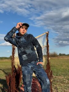 1 Артем Пивоваров проситься в моделі — хлопець із Рівненщини створив збірку одягу та став зіркою мережі
