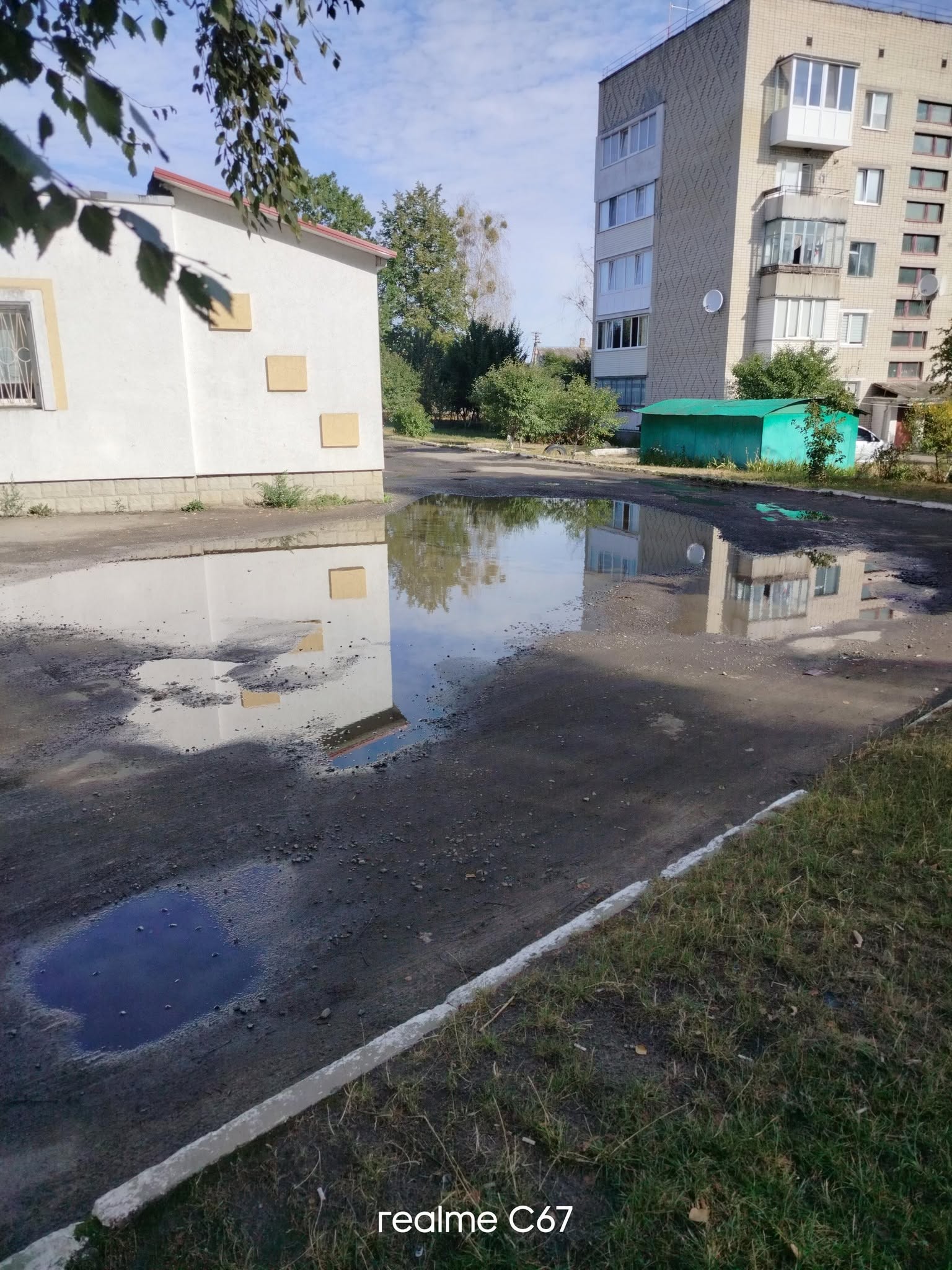 1 «Щоб люди не плавали» — у Костополі мешканці вимагають засипати яму на вулиці Василя Сухомлинського