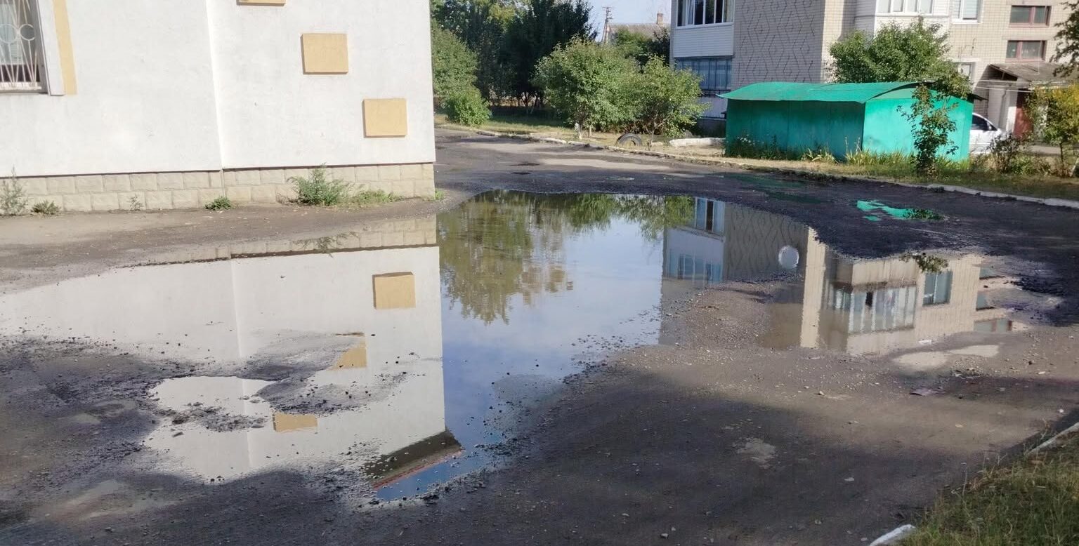 «Щоб люди не плавали» — у Костополі мешканці вимагають засипати яму на вулиці Василя Сухомлинського 0000