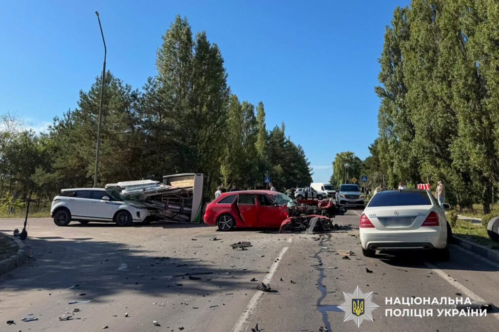 1 У Вараші масштабна автотроща за участю чотирьох авто: двоє людей постраждали