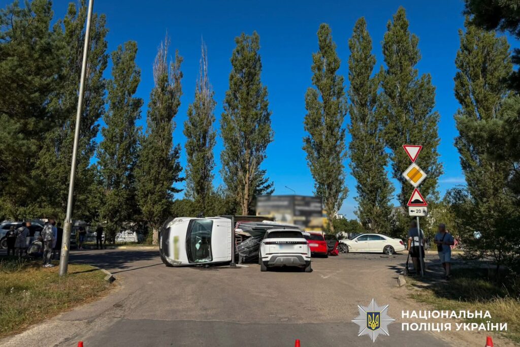 1 У Вараші масштабна автотроща за участю чотирьох авто: двоє людей постраждали