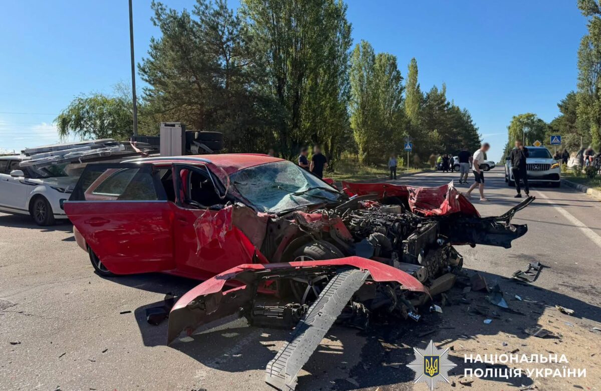 У Вараші масштабна автотроща за участю чотирьох авто: двоє людей постраждали