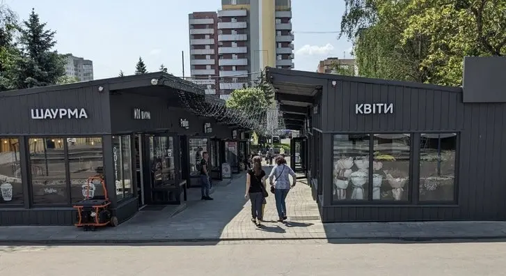 Поки місто судиться за демонтаж кіосків на Київській, їхній власник знову просить дозволити облаштувати навколо них сквер