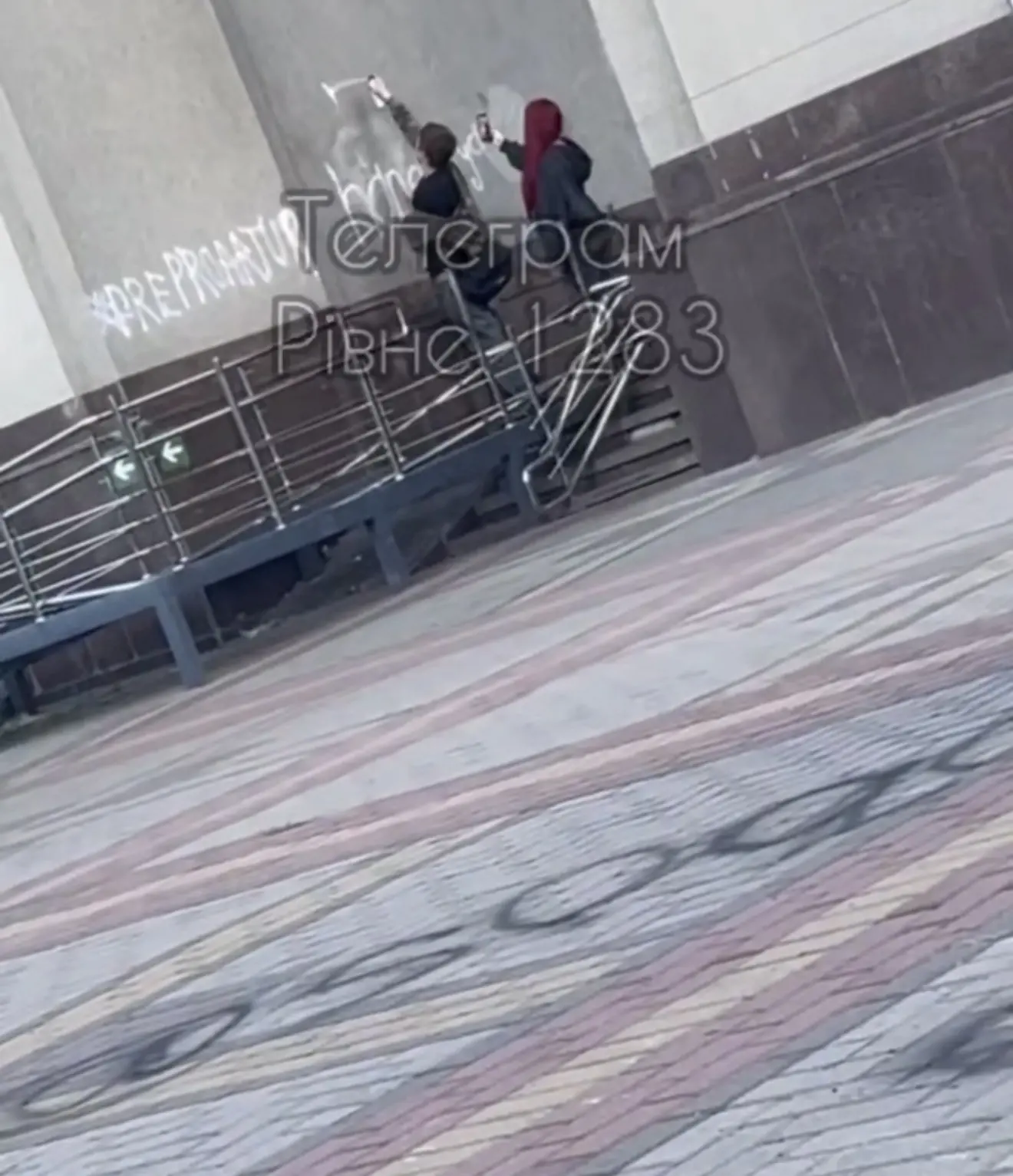 Стіни Рівненського драмтеатру розмалювали балончиком (ВІДЕО) 0000
