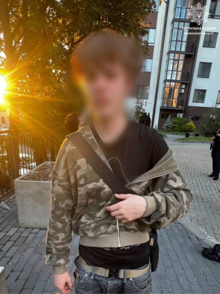 1 За графіті на стінах драмтеатру у центрі Рівного хлопцям загрожує штраф або громадські роботи