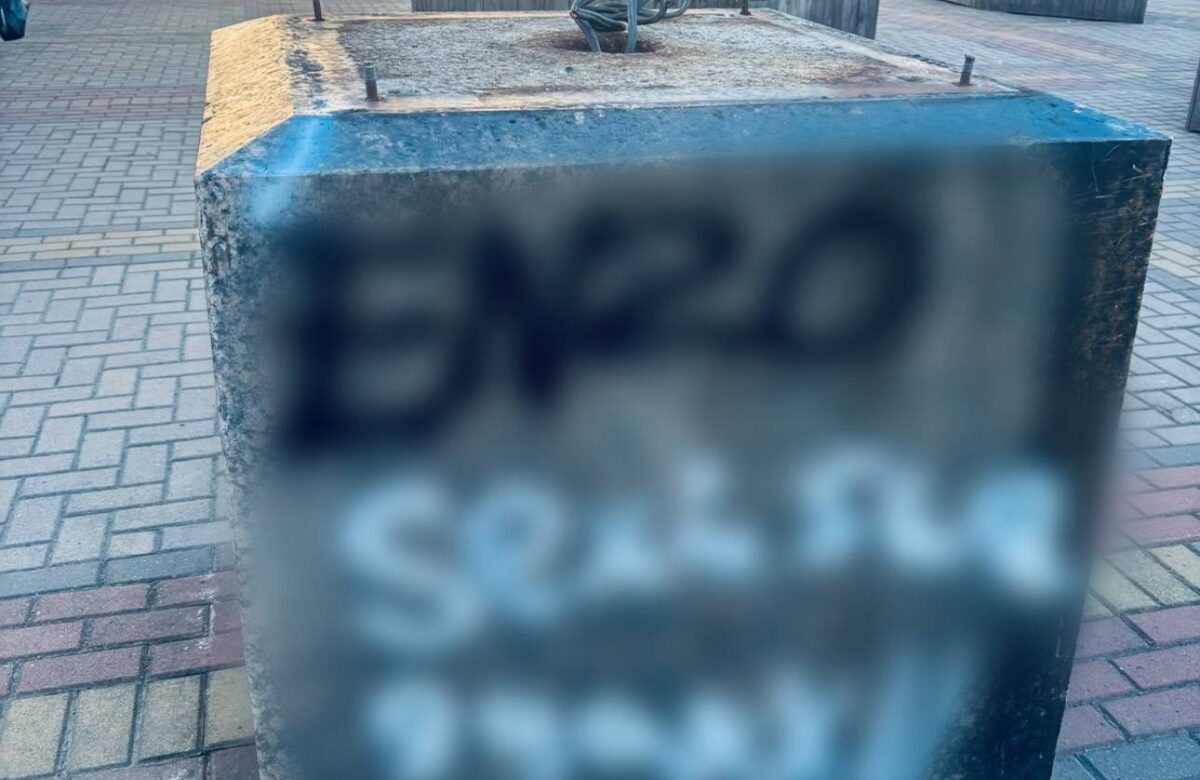 За графіті на стінах драмтеатру у центрі Рівного хлопцям загрожує штраф або громадські роботи