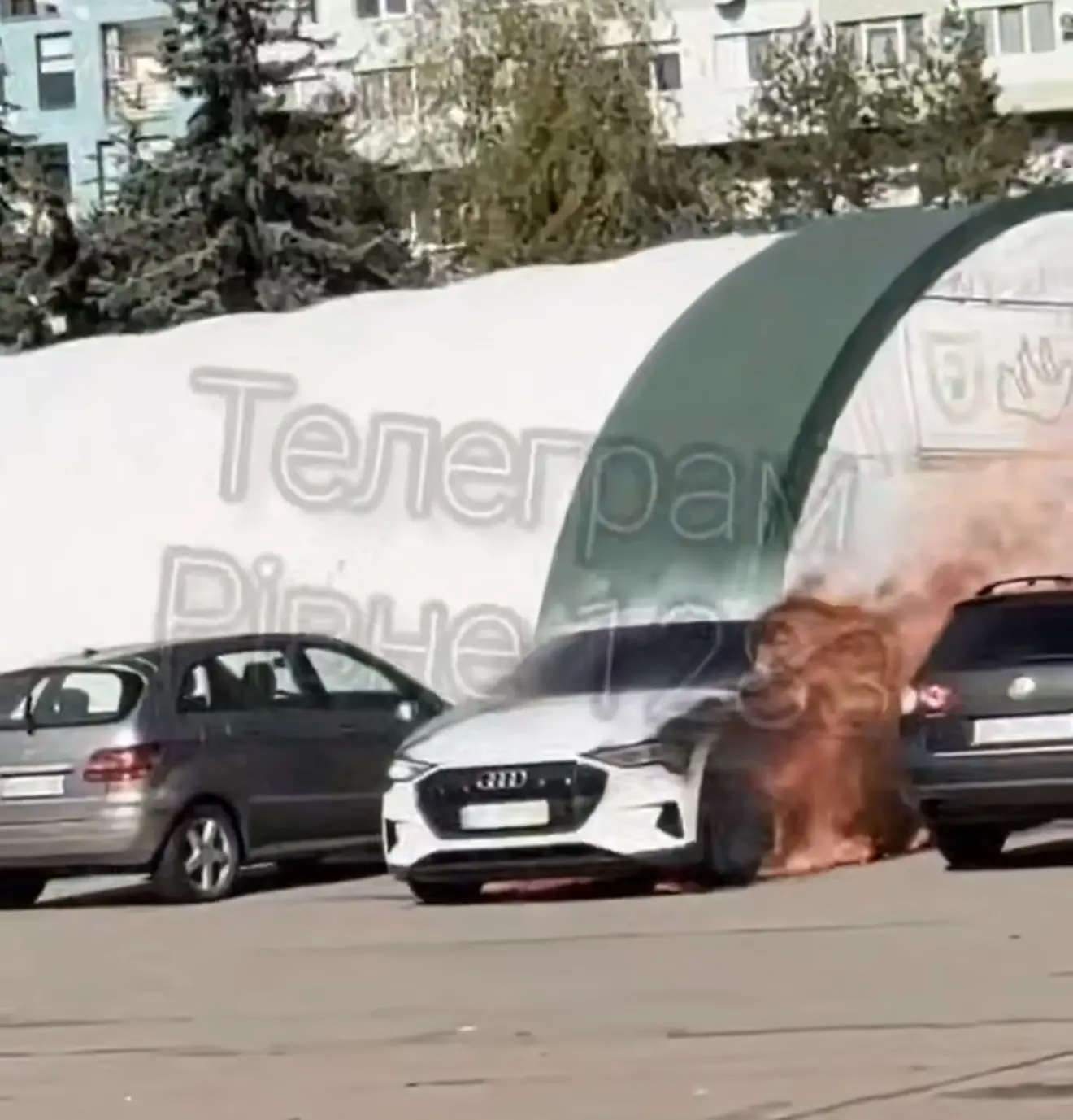 На парковці біля Відінського кільця загорілося авто, вогонь перекинувся на сусідню машину 0000