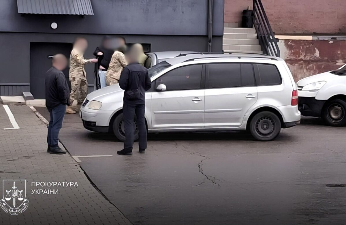 У Рівному трьох ТЦКшників, які силою витягували чоловіка з авто, помістили в ІТТ