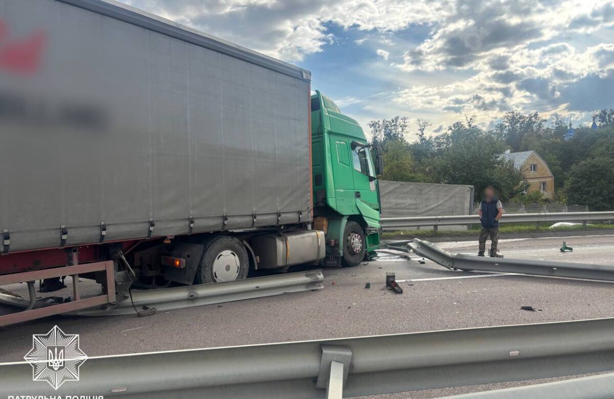 Поблизу Рівного фура потрапила у ДТП та перекрила дві смуги траси Київ — Чоп