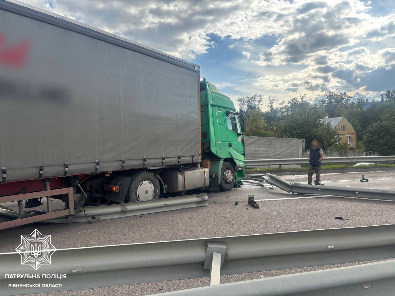 Поблизу Рівного фура потрапила у ДТП та перекрила дві смуги траси Київ — Чоп 0000