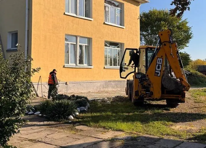 1 У Здолбунові ліквідовують наслідки прильоту: окрім будинків постраждали ліцей та садочок
