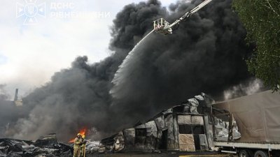 На Дубенщині знову горить завод із виробництва пінопласту
