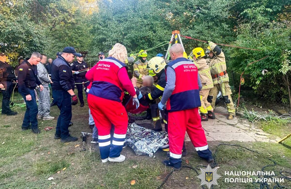 На Рівненщині двоє чоловіків впали в колодязь