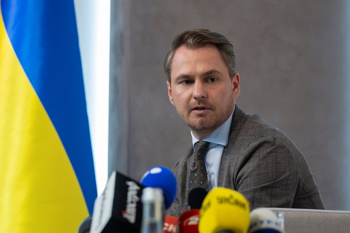 «Дах» для шахраїв і мільйонні хабарі — чому Генпрокурор Кравченко раптово подав у відставку 0000