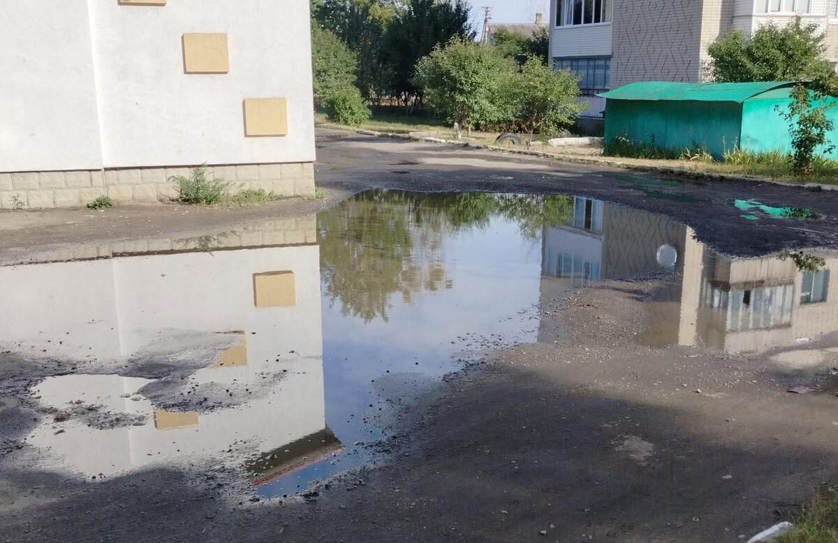 «Щоб люди не плавали» — у Костополі мешканці вимагають засипати яму на вулиці Василя Сухомлинського