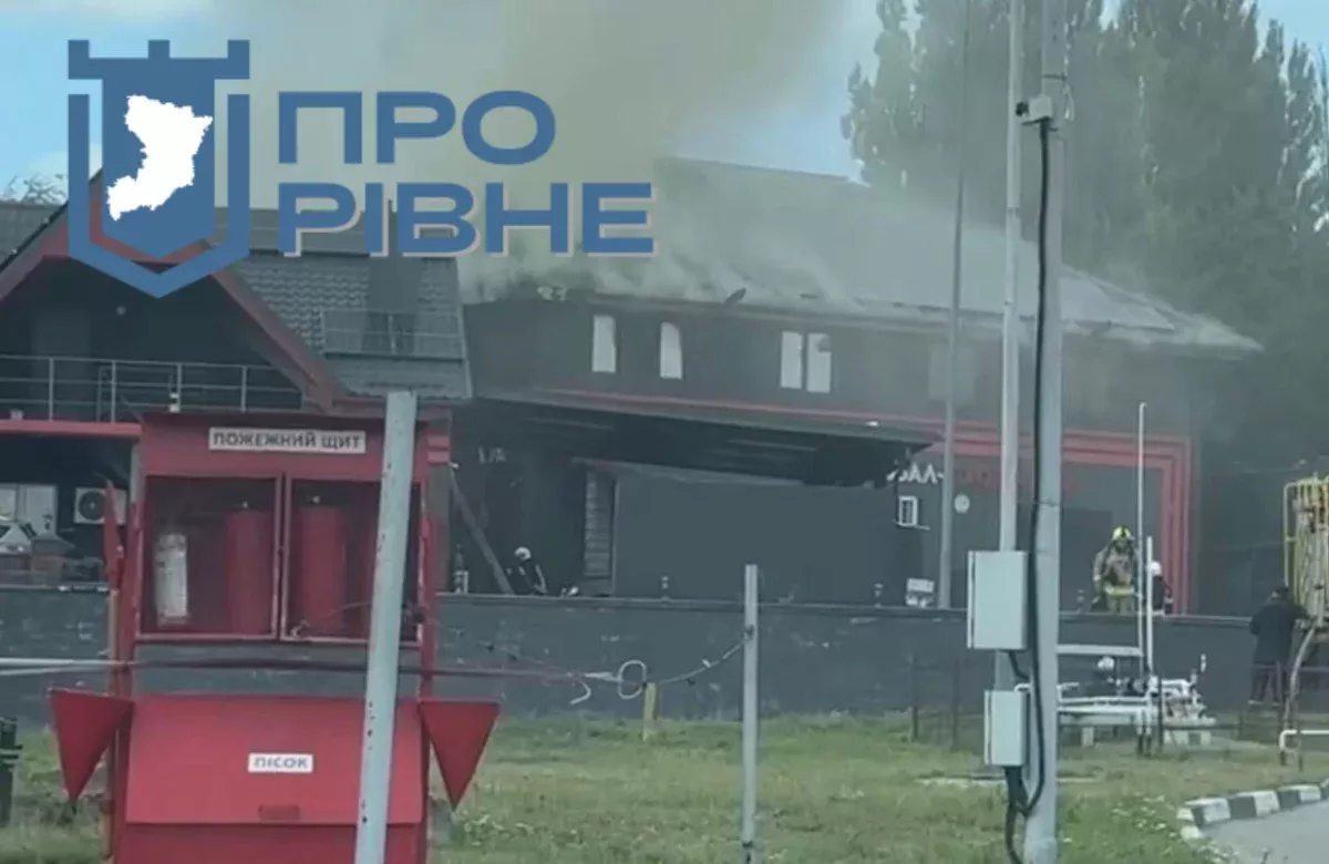 Стовп диму над Соборною — у Рівному горить станція технічного обслуговування