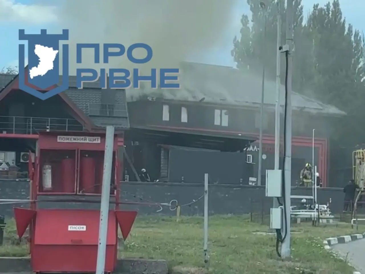 Стовп диму над Соборною — у Рівному горить станція технічного обслуговування 0000