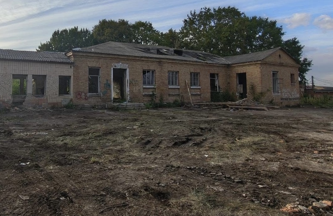 У Рівному зносять аварійні будівлі колишньої школи під майбутній Пластовий центр (ВІДЕО)