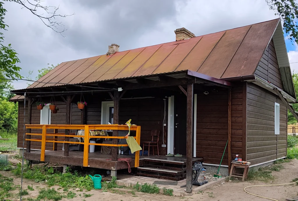 1 Сім’я захисника переїхала зі столиці до села на Млинівщині та показала перевтілення старої хати